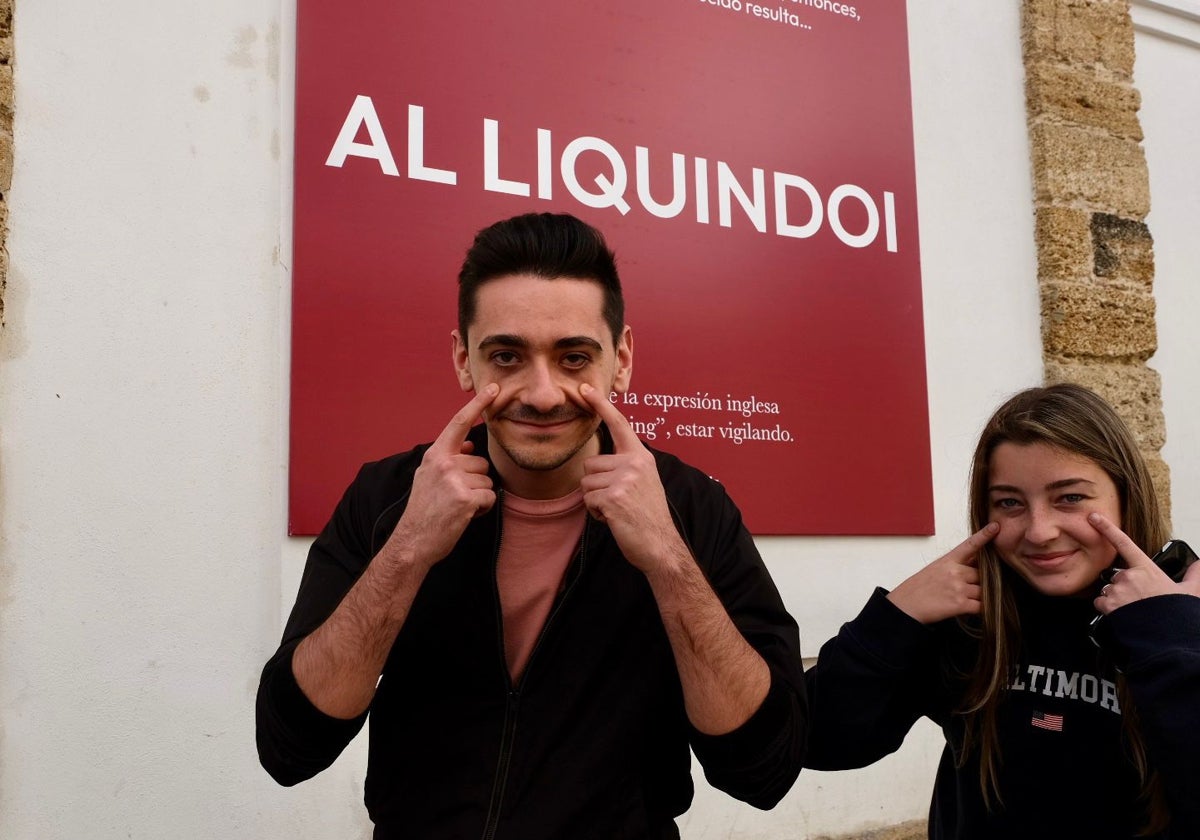 Dos jóvenes gaditanos posan aliquindoi