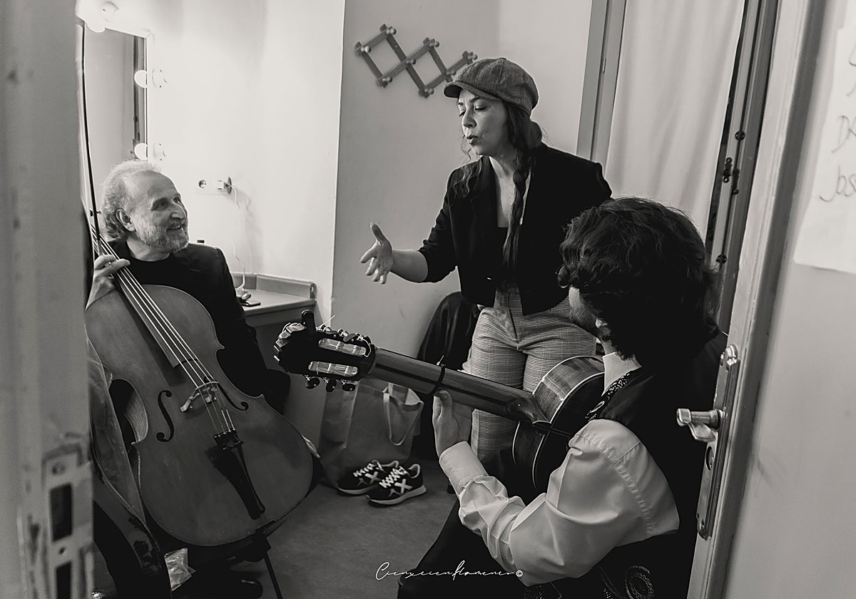 El violonchelista José Luis López, Sandra Carrasco y David de Arahal en el teatro Pavón