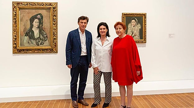Paloma Picasso (centro), junto a Carmen Giménez, y Josef Helfenstein, director del Kuntsmuseum de Basilea, en la inauguración de la exposición 'Picasso-El Greco' en el museo suizo, que comisarió Carmen Giménez