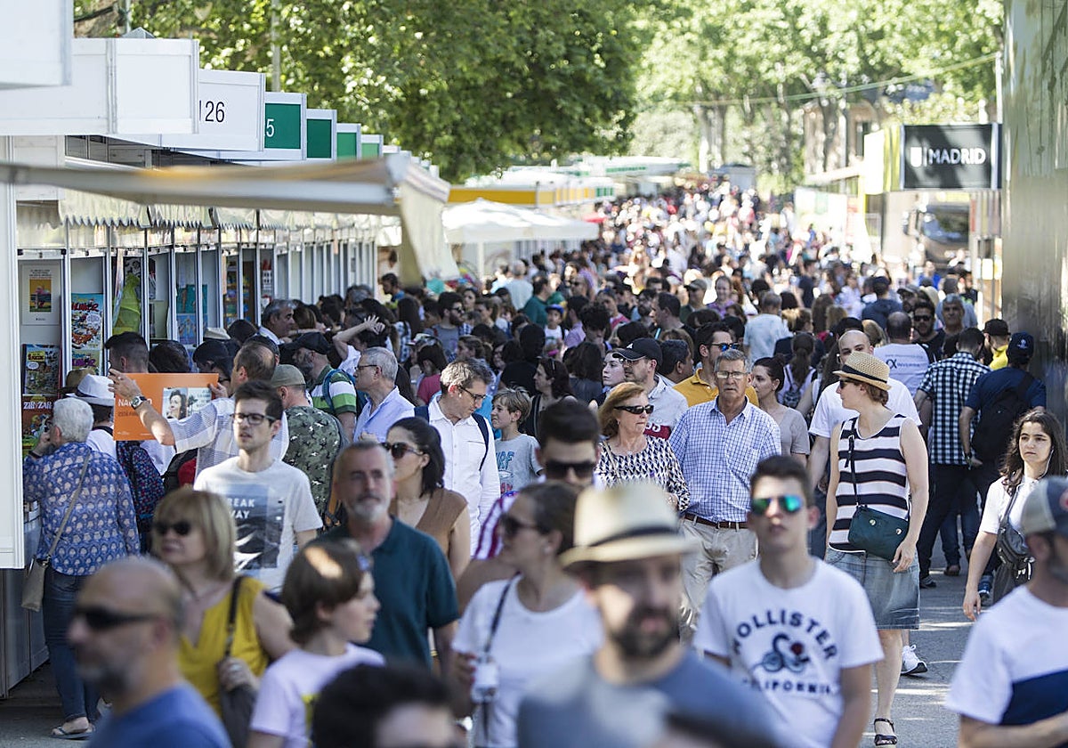 Paseantes en la Feria del Libro de Madrid