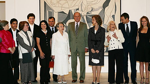 Los Reyes Don Juan Carlos y Doña Sofía, con parte de la familia Picasso (Paloma, a la izquierda, vestida de negro) y el entonces presidente del Gobierno José Luis Rodríguez Zapatero, en la inauguración de la exposición 'Picasso. Tradición y vanguardia', que tuvo lugar en 2006 en el Prado y el Reina Sofía