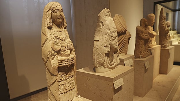 Las piezas del Cerro de los Santos expuestas en el MAN, con la falsificación en primer plano