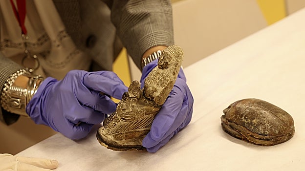 Las egiptólogas muestran las características de la pseudo Isis lactante y el escarabeo falso