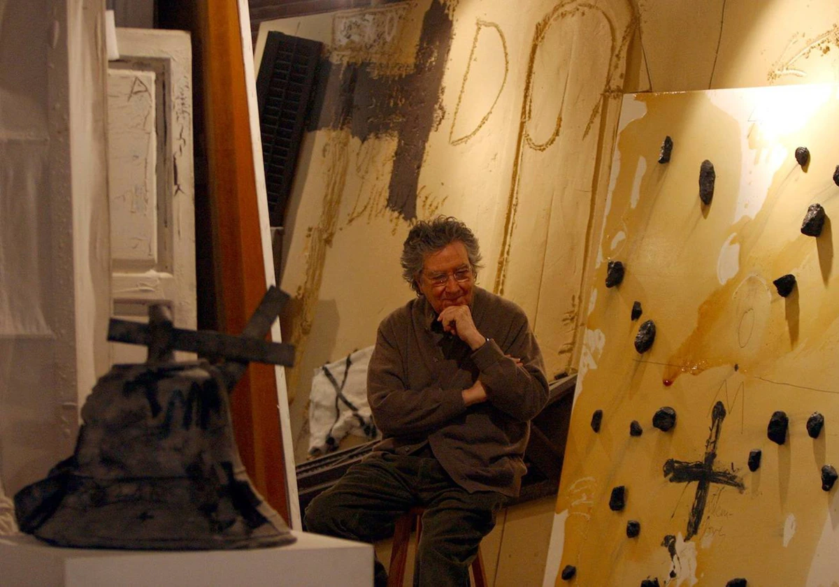 Antoni Tàpies, fotografiado en 2003 en su estudio