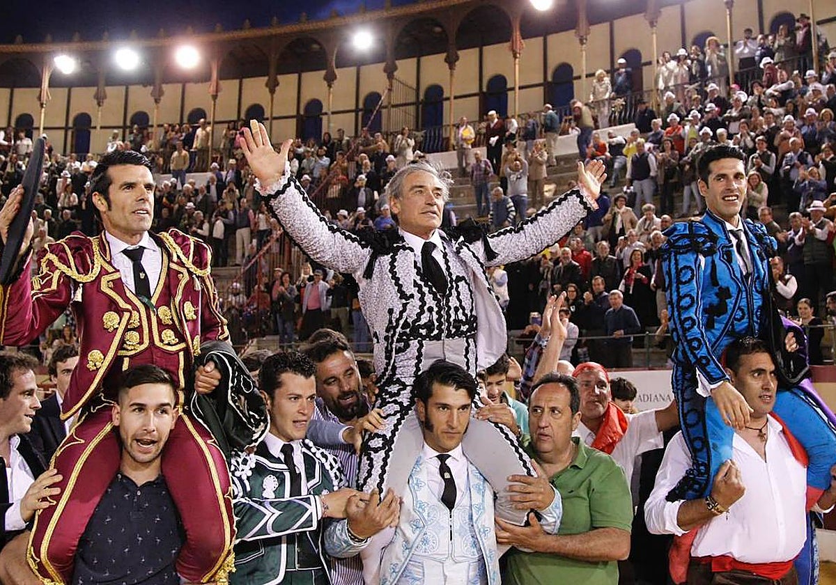 Emilio de Justo, Luis Reina y Alejandro Talavante abandonan en volandas el coso de Almendralejo