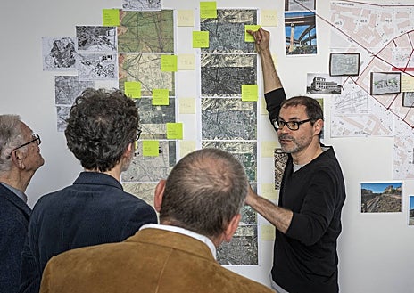 Imagen secundaria 1 - Sobre estas líneas, el arquitecto David Hernández Falagán explica su proyecto sobre la periferia romana a unos espectadores de su Open Studio. A la derecha, el creador vasco Manu Muniategi. Arriba, la diseñadora Raquel Buj