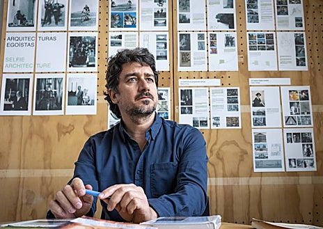 Imagen secundaria 1 - Sobre estas líneas, el arquitecto Juan Antonio Espinosa y el investigador Juan Pedro Navarro. Arriba, Itziar Okariz