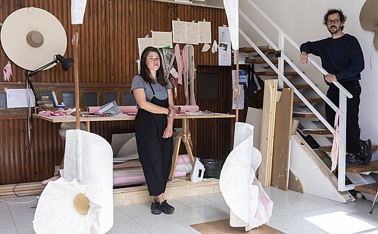 Imagen principal - Sobre estas líneas, los creadores plásticos Abel Jaramillo y Elvira Amor. Arriba, los Fuentesal Arenillas