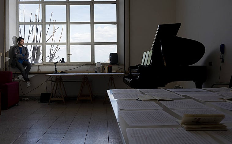 Imagen principal - Arriba, el compositor Hugo Gómez-Chao en su estudio. Sobre estas líneas, algunos de los becarios preparan la comida en la cocina comunitaria. A la derecha, vistas de Roma desde la terraza de la Academia
