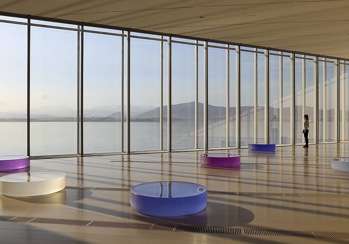 En la pieza que da a la Bahía de Santander, la composición escultórica 'Untitled'