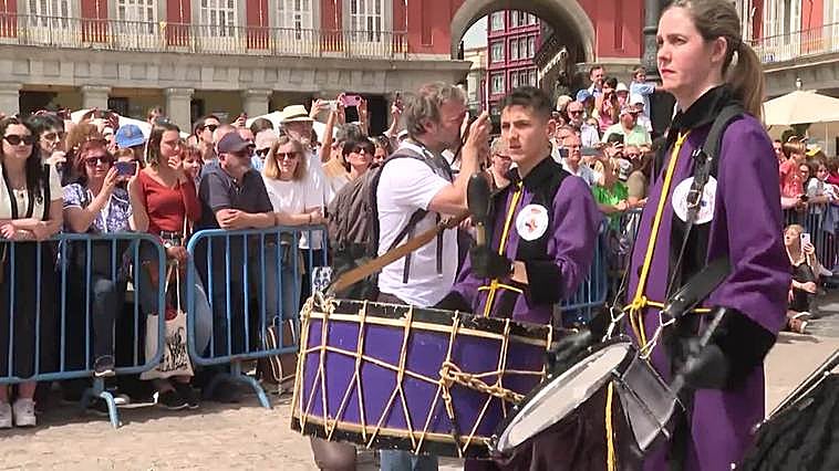 La tradicional tamborrada de Plaza Mayor pone el broche final a la Semana Santa madrileña