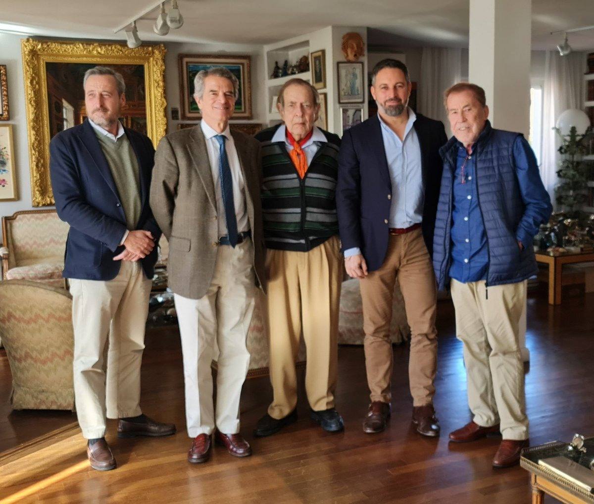 Sánchez Dragó (a la derecha), en casa de Ramón Tamames (centro) antes de la reciente moción de censura de Vox. En la foto también Kiko Méndez Monasterio, asesor de Vox, (primero por la izquierda), el abogado de Tamames y Santiago Abascal