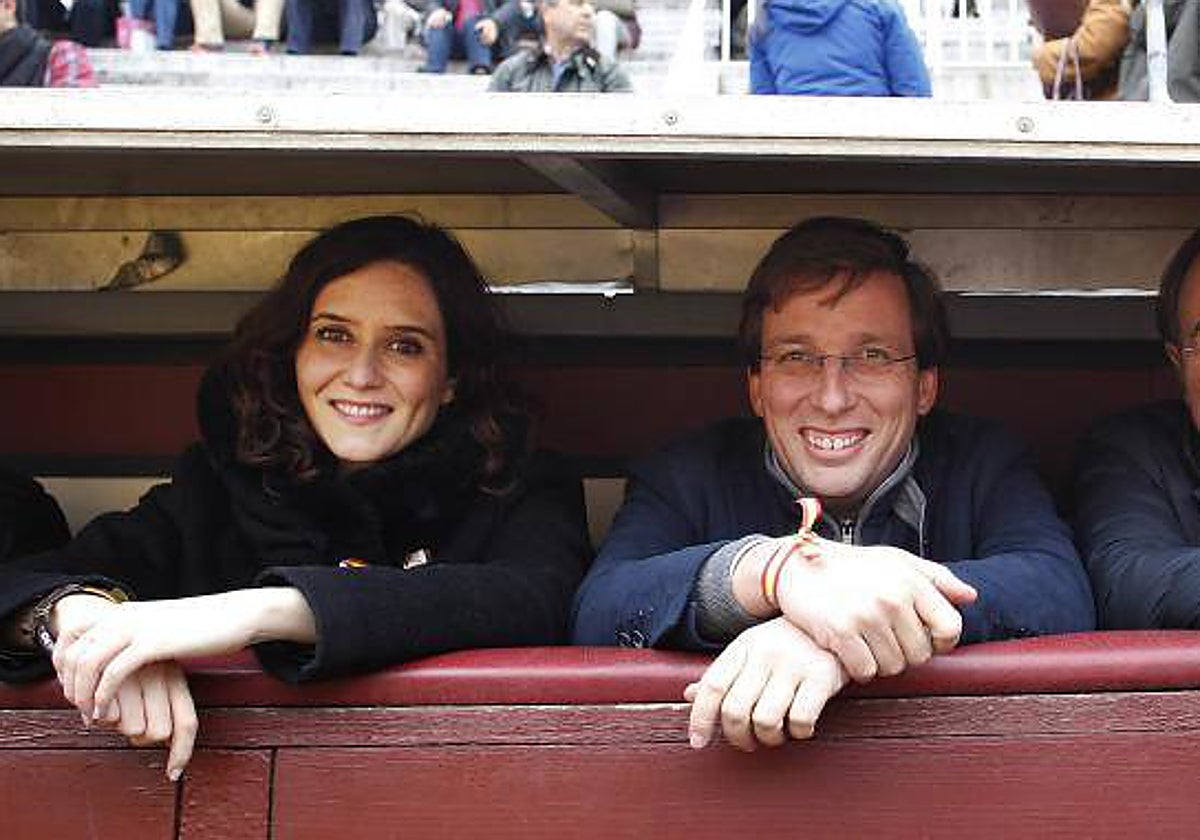 Isabel Díaz Ayuso, con Martínez Almeida, en un burladero de Las Ventas