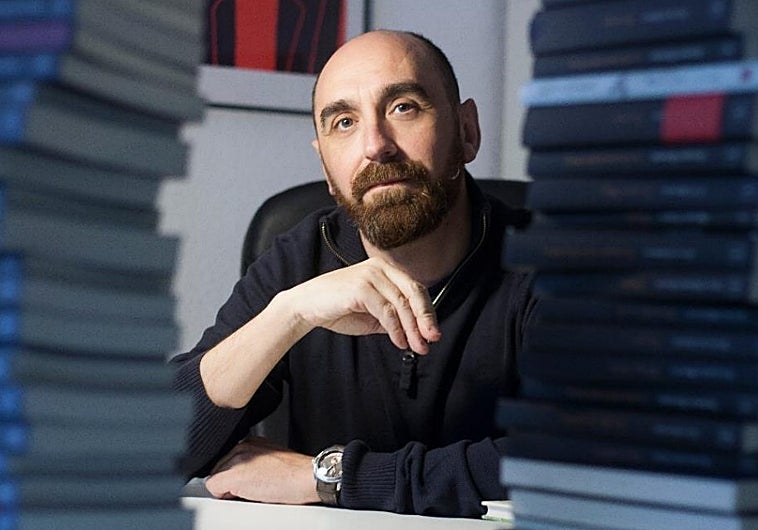 A los ocho años, Redel vivió una epifanía editorial. Copiaba materiales literarios, fotocopiaba en cuadernillos que vendía por un precio justo