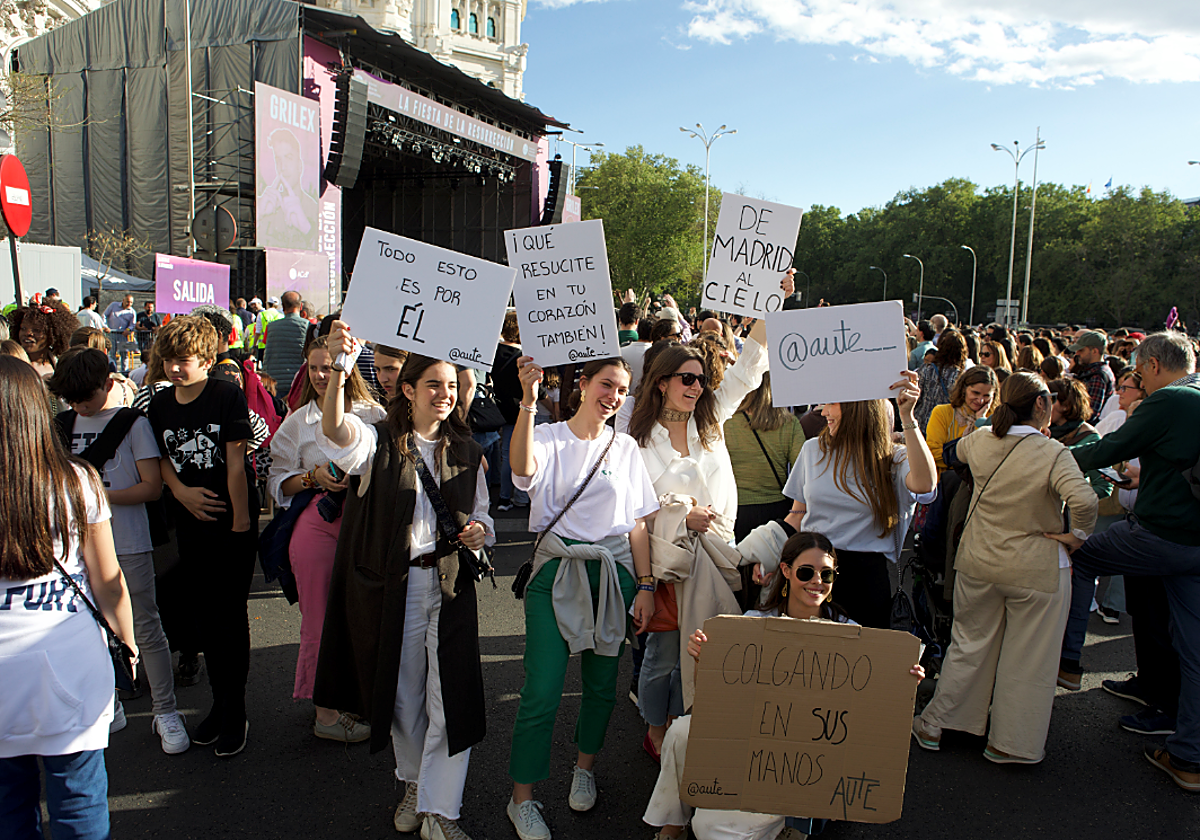 Jóvenes católicas esperan el inicio del evento