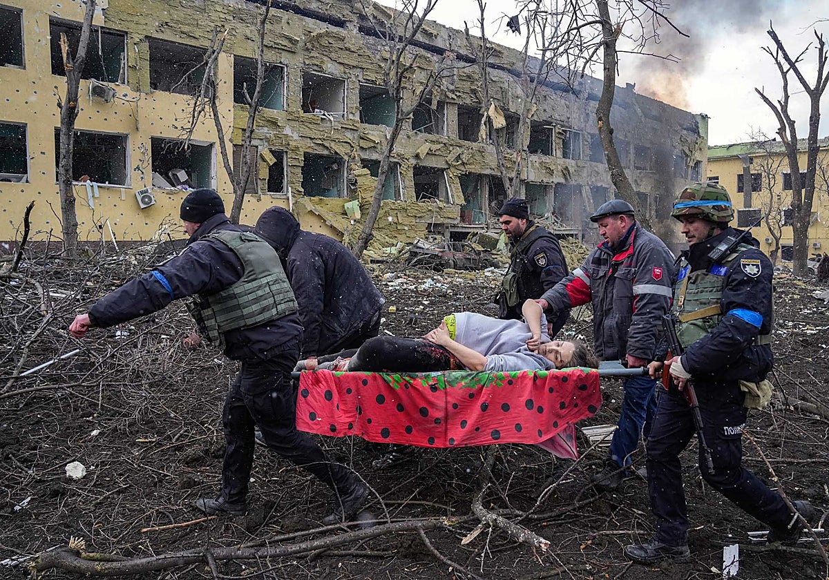 Iryna Kalinina es evacuada después de un ataque