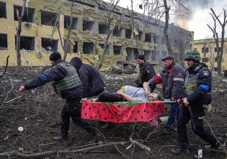 World Press Photo 2023: La imagen del ataque a la maternidad de Mariupol, foto del año