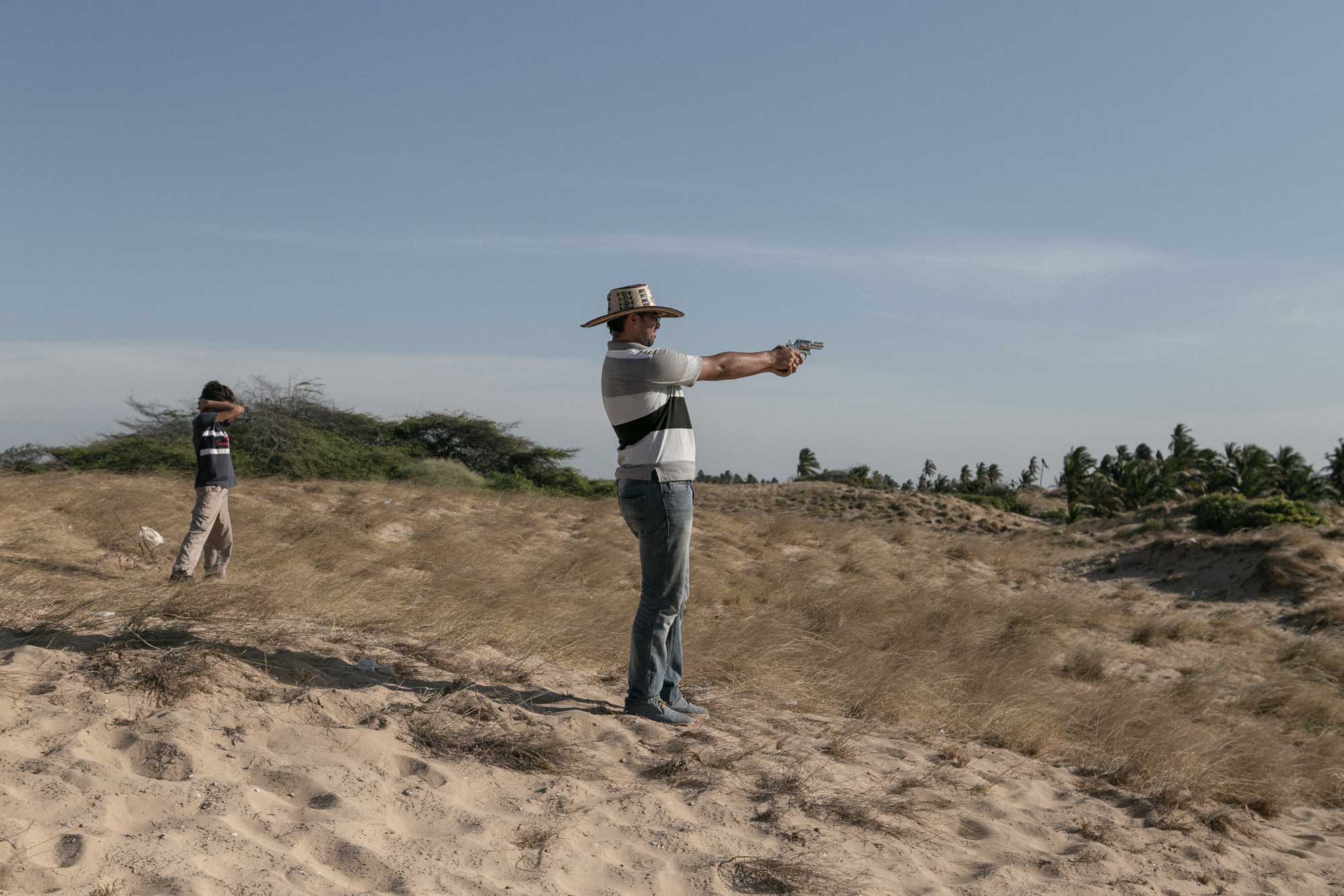 Un hombre dispara en un ritual Wayuu en el desierto de la Gaujira en Venezuela