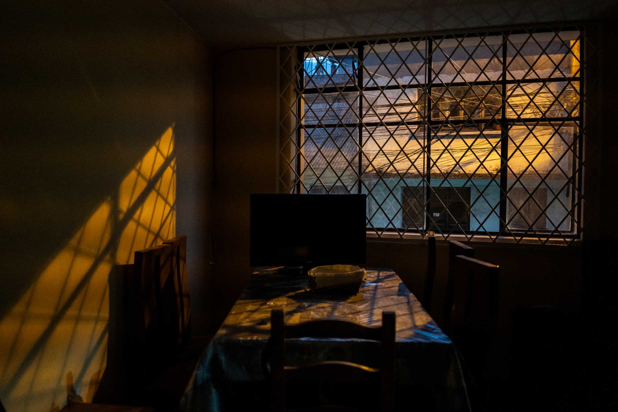 Reportaje sobre Valentina una niña ecuatoriana de 13 años cuya madre está en prisión por posesión de drogas.