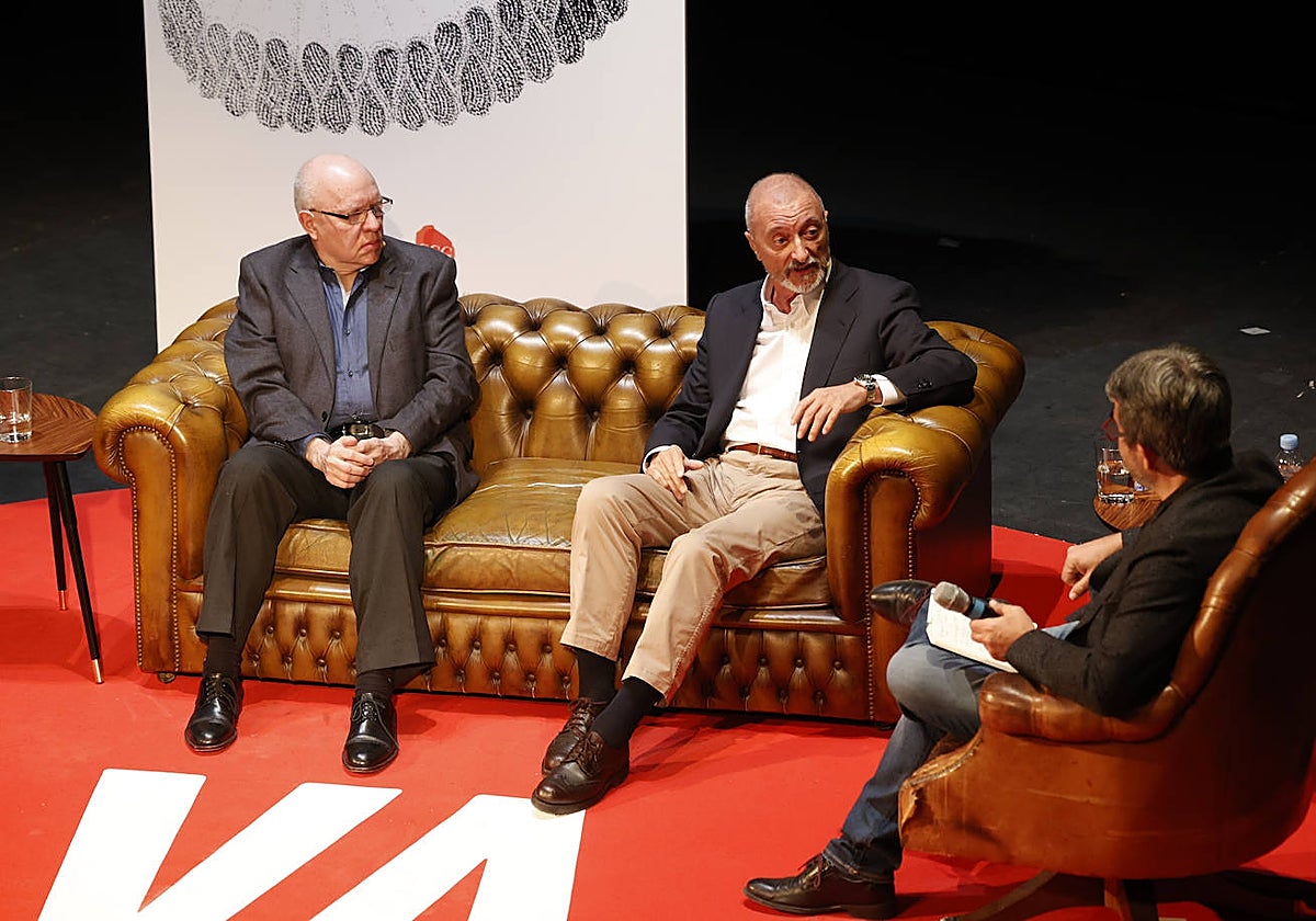 Los escritores Jorge Fernández Díaz y Arturo Pérez-Reverte, en Valladolid, con el director de ABC Cultural Jesús G. Calero