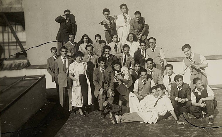 Imagen principal - El arte ha estado presente en esta familia desde el gran pintor Eduardo Rosales y su hija Carlota. Arriba, foto de grupo de alumnos de Bellas Artes. Abajo, segundo por la derecha, Antonio López. Sobre estas líneas, a la izquierda, Lucio Muñoz y Elena Santonja, y a la derecha, la pintora en el estudio de su padre en 1955 