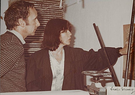 Imagen secundaria 1 - El arte ha estado presente en esta familia desde el gran pintor Eduardo Rosales y su hija Carlota. Arriba, foto de grupo de alumnos de Bellas Artes. Abajo, segundo por la derecha, Antonio López. Sobre estas líneas, a la izquierda, Lucio Muñoz y Elena Santonja, y a la derecha, la pintora en el estudio de su padre en 1955 