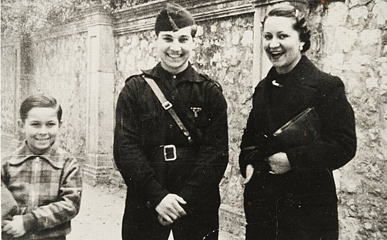 Imagen principal - Arriba, Jaime de Armiñán niño junto a su madre. En el centro de la imagen, Antonio Bienvenida. Sobre estas líneas, a la izquierda, Jaime de Armiñán dando un capotazo en la finca de El Litri, y a la derecha, Elena Santonja toreando en la finca de los Arranzt6 