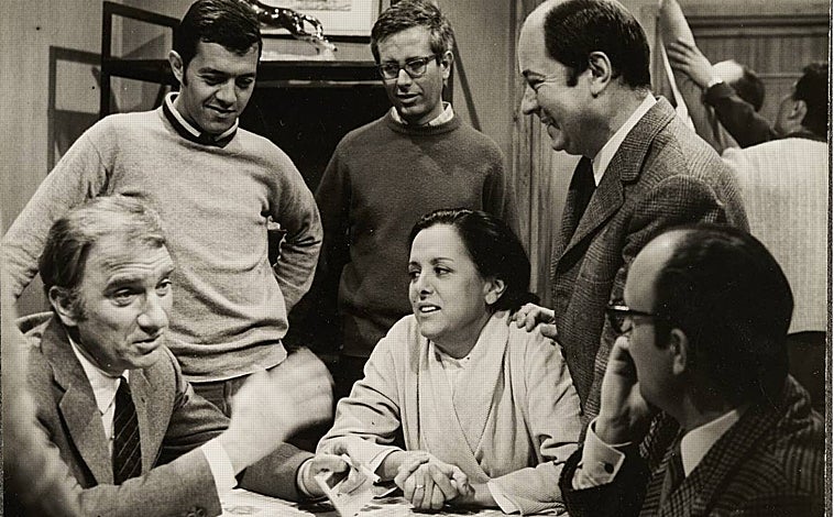 Imagen principal - Arriba, Jaime de Armiñán, con Fernando Fernán Gómez y María Luisa Ponte, entre otros. Sobre estas líneas, a la izquierda, el director con Paco Rabal, con quien rodó la mítica serie de TVE 'Juncal', y a la derecha, Katty Magerus, Geraldine Chaplin y Elena Santonja en Hollywood: acudieron a la gala de los Oscar en 1973. Optaba a mejor película extranjera 'Mi querida señorita', dirigida por Jaime de Armiñán