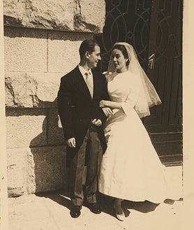 Imagen secundaria 2 - Arriba, reunión en casa con Massiel, Laura Valenzuela, José Luis Dibildos, Enrique Herreros, Sáenz de Heredia y José Agustín Goytisolo, entre otros amigos. Sobre estas líneas, a la izquierda, Jaime de Armiñán esquiando en 1944, y a la derecha, el cineasta y Elena Santonja, el día de su boda. Ella luce un diseño de Elio Berhanyer 