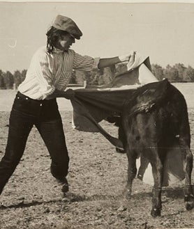 Imagen secundaria 2 - Arriba, Jaime de Armiñán niño junto a su madre. En el centro de la imagen, Antonio Bienvenida. Sobre estas líneas, a la izquierda, Jaime de Armiñán dando un capotazo en la finca de El Litri, y a la derecha, Elena Santonja toreando en la finca de los Arranzt6 