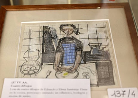 Imagen secundaria 1 - Arriba, Consuelo Durán junto a parte de la vajilla de la boda de Jaime de Armiñán y Elena Santonja (lleva sus iniciales). Sobre estas líneas, a la izquierda, dibujo de Elena en la cocina y, a la derecha, Eduardo de Armiñán, junto a un mueble con piezas de cubertería que pertenece a la familia  