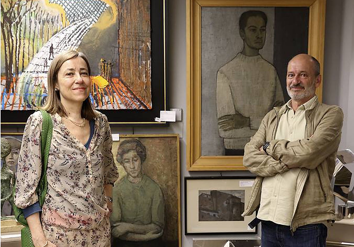 Carmen y Eduardo de Armiñán, en la sala Durán junto a algunos retratos de sus familiares (a la izquierda, el de Carmen Santonja pintado por Lucio Muñoz y a la derecha el de Jaime de Armiñán pintado por Elena Santonja)