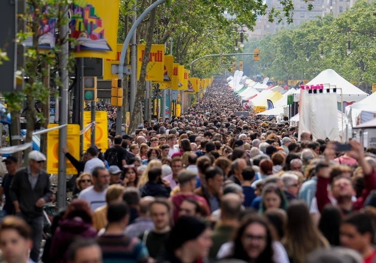 Locos por los libros: un Sant Jordi pletórico desborda Barcelona