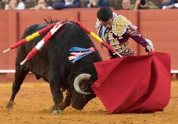 Emilio de Justo torea por bajo y entra en Sevilla