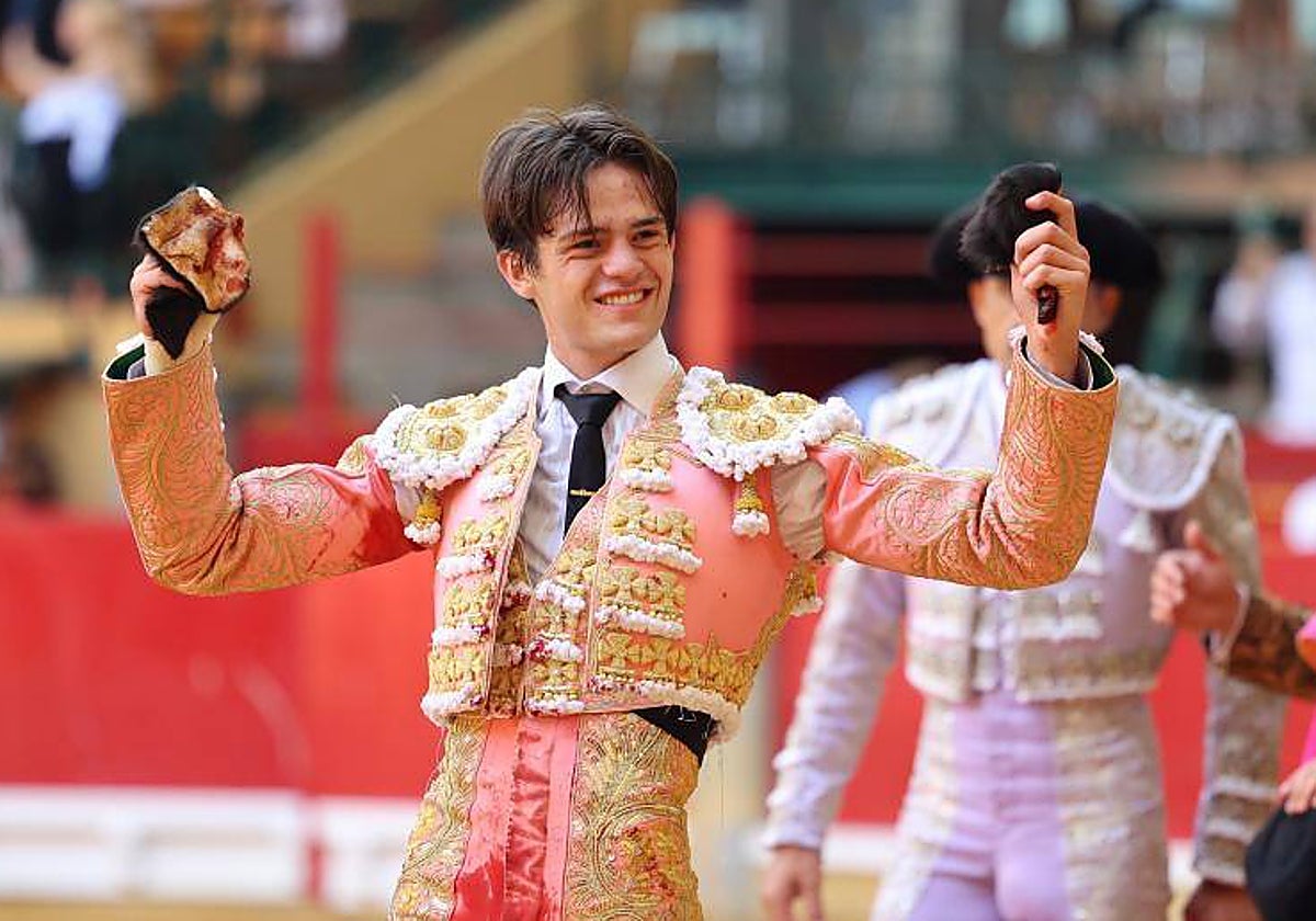 Cristiano Torres pasea las dos orejas del tercer novillo