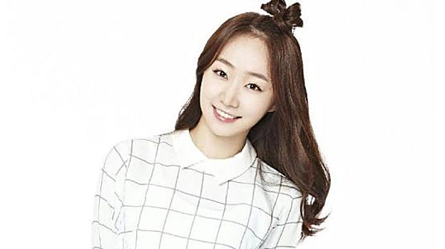 La cantante Ahn So Jin, a la izquierda, falleció tras lanzarse al vacío desde un décimo piso