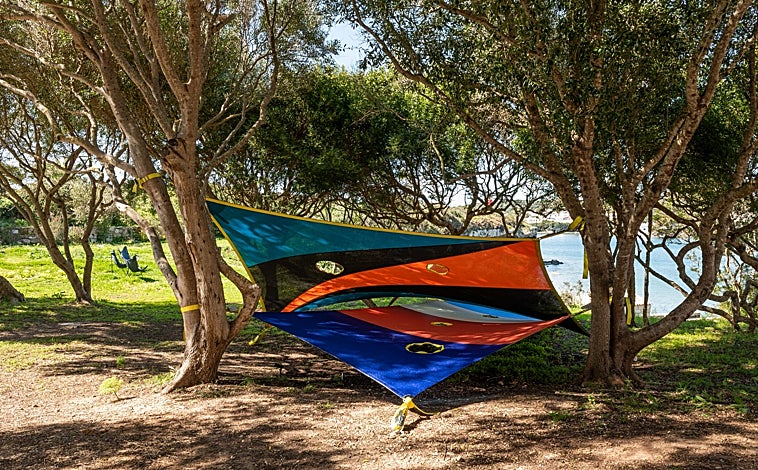 Imagen principal - Arriba, 'Cometa 2', de Laia Struch. Sobre estas líneas, otras estancias de la colectiva