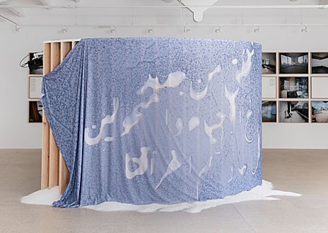 Imagen secundaria 1 - Arriba, 'Cometa 2', de Laia Struch. Sobre estas líneas, otras estancias de la colectiva