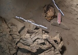 Hallan la momia bien conservada de un adolescente de hace 1.000 años en Perú