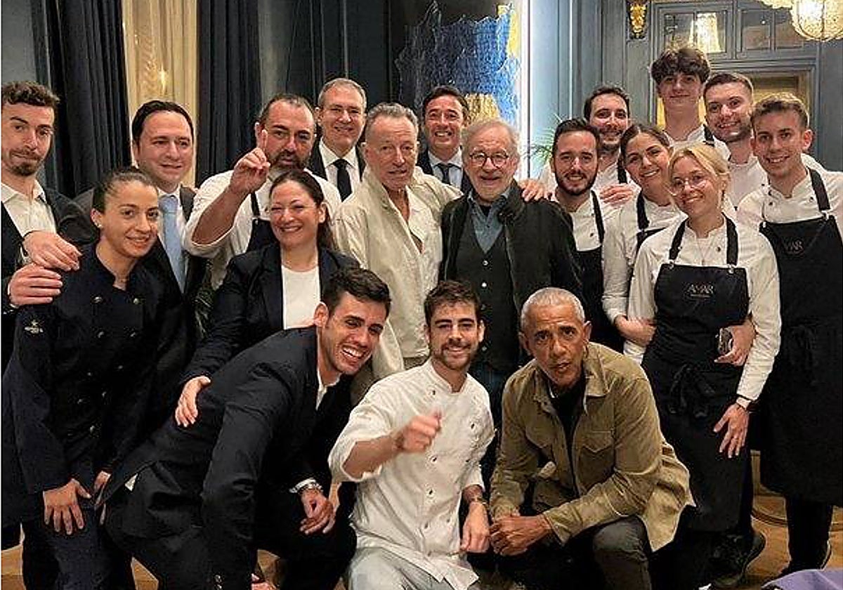 Obama, Springsteen y Spielberg posan con el equipo de Amar/ Vídeo: Más de 30 vehículos para escoltar a Obama en el aeropuerto de El Prat