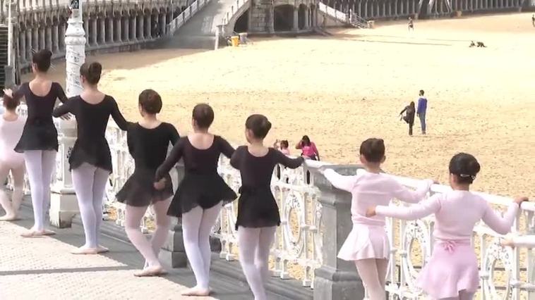 Regresa la danza clasica a la playa de La Concha