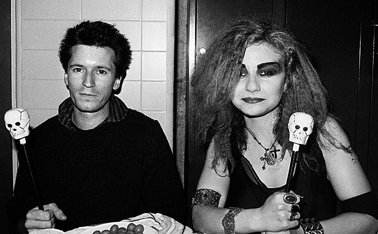 Imagen principal - Sobre estas líneas, 'Señoritas paseando por la Gran Vía', de Català-Roca. A la derecha, 'Caños de Meca', de Costus. Arriba, Nacho Canut y Alaska por Mariví Ibarrola