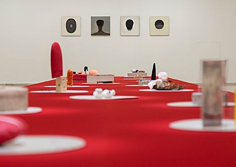 Imagen secundaria 1 - Vistas del montaje de 'El tiempo es circular en el silencio', en Patio Herreriano