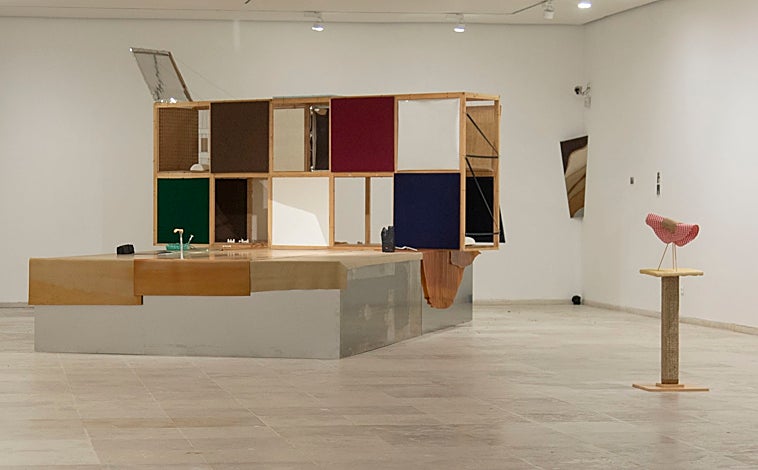 Imagen principal - Vistas del montaje de 'El tiempo es circular en el silencio', en Patio Herreriano