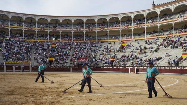 Los areneros peinan el ruedo venteño