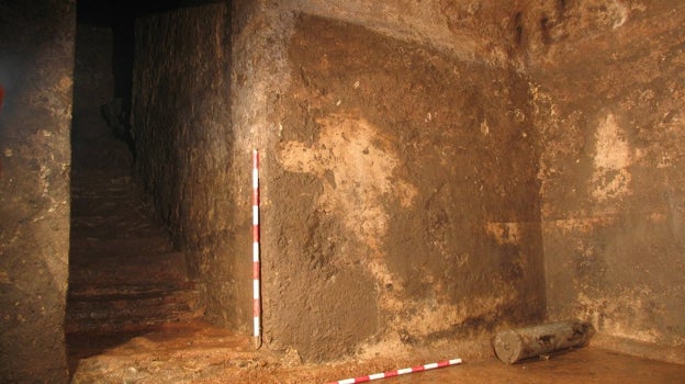 El acceso a la cisterna y el muro norte