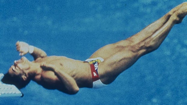 En 1988, Louganis se golpeó la cabeza con un trampolín