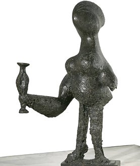 Imagen secundaria 2 - Arriba, 'Los bañistas'. Cannes, 1956. Bronce. Grupo de seis esculturas. Museo Picasso, París-Dación Pablo Picasso, 1973. Sobre estas líneas, a la izquierda, 'Niño'. Cannes, 1960. Bronce con pátina.  Fundación Almine y Bernard Ruiz-Picasso, Madrid; a la derecha, 'La dama oferente'. Boisgeloup, verano 1933. Bronce, fundido en 1972 o 1973.  Museo Nacional Centro de Arte Reina Sofía, Madrid