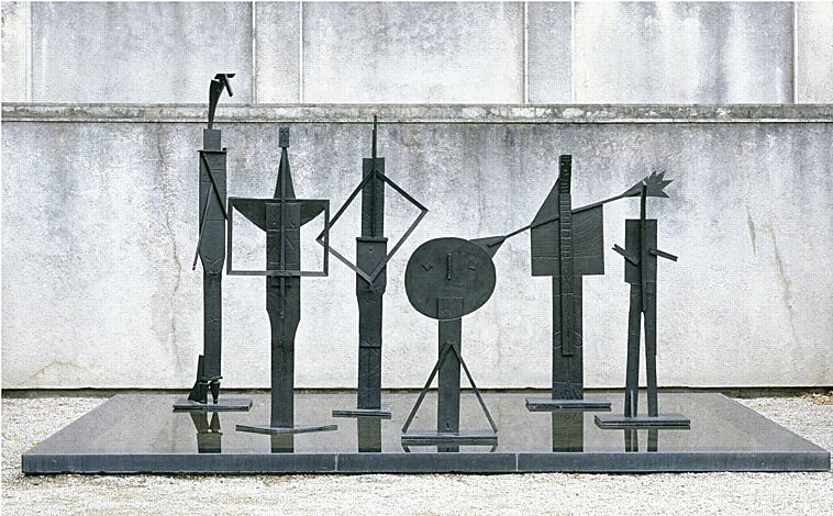 Imagen principal - Arriba, 'Los bañistas'. Cannes, 1956. Bronce. Grupo de seis esculturas. Museo Picasso, París-Dación Pablo Picasso, 1973. Sobre estas líneas, a la izquierda, 'Niño'. Cannes, 1960. Bronce con pátina.  Fundación Almine y Bernard Ruiz-Picasso, Madrid; a la derecha, 'La dama oferente'. Boisgeloup, verano 1933. Bronce, fundido en 1972 o 1973.  Museo Nacional Centro de Arte Reina Sofía, Madrid