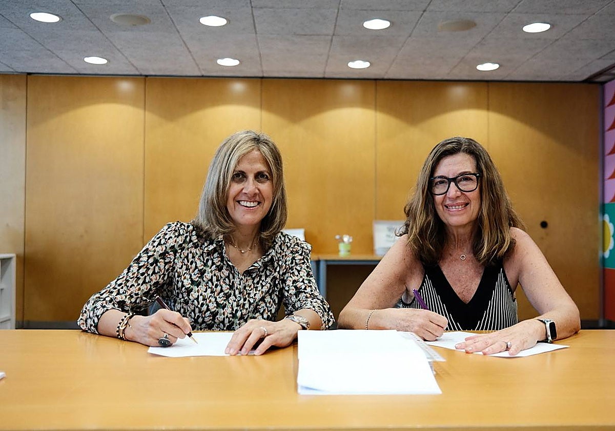 Núria Cabutí y Blanca Rosa Roca, durante la firma de la operación
